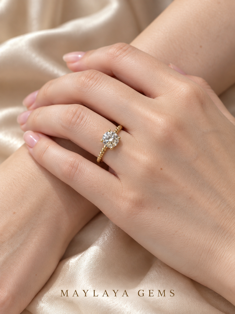 Maylaya Gems Stk108 ring on a female model hand