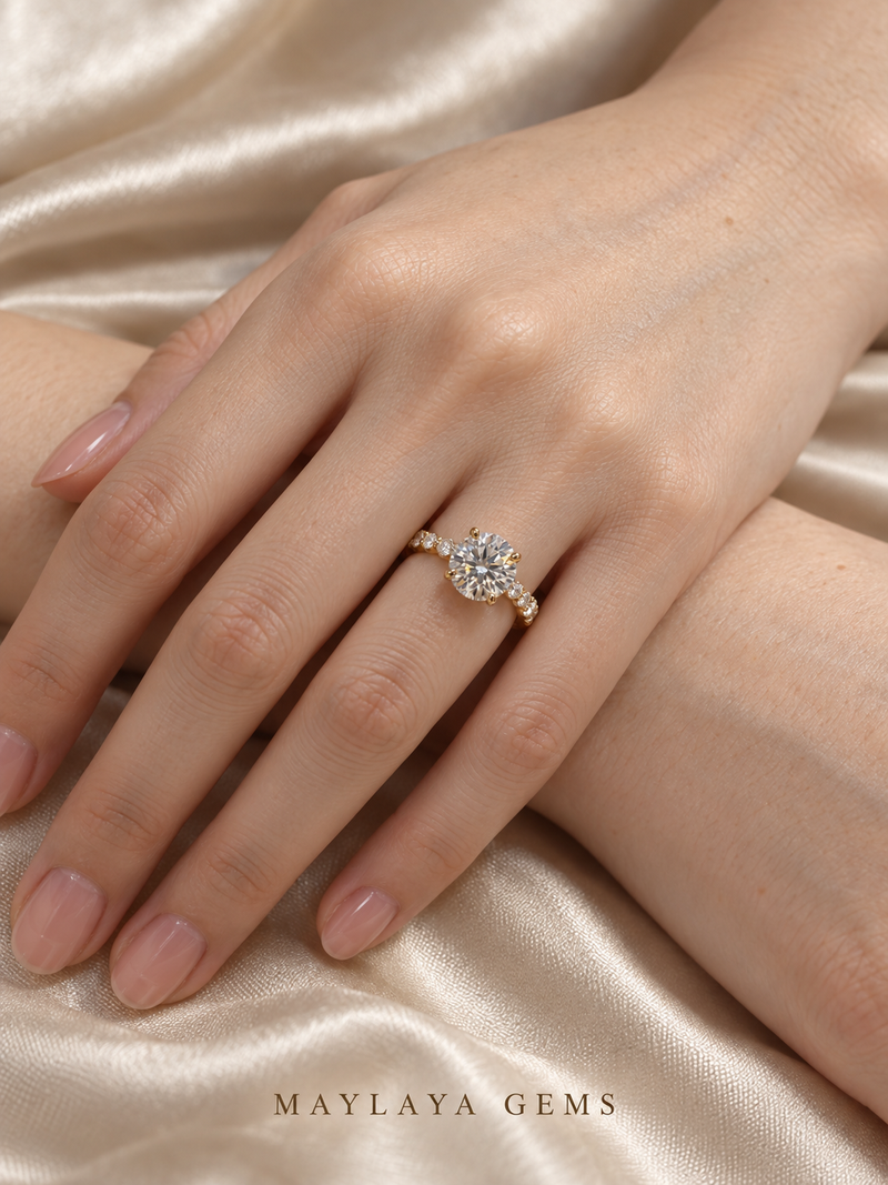 Maylaya Gems Stk109 ring on a female model hand