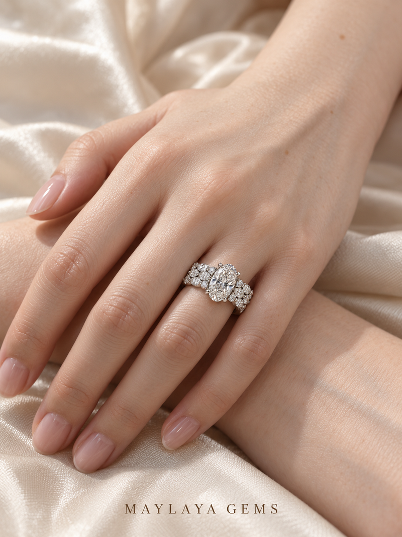Maylaya Gems Stk119 ring on a female model hand