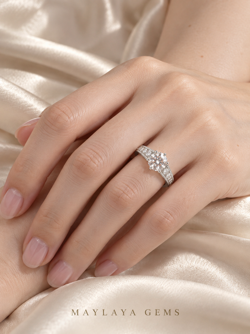 Maylaya Gems Stk57 ring on a female model hand