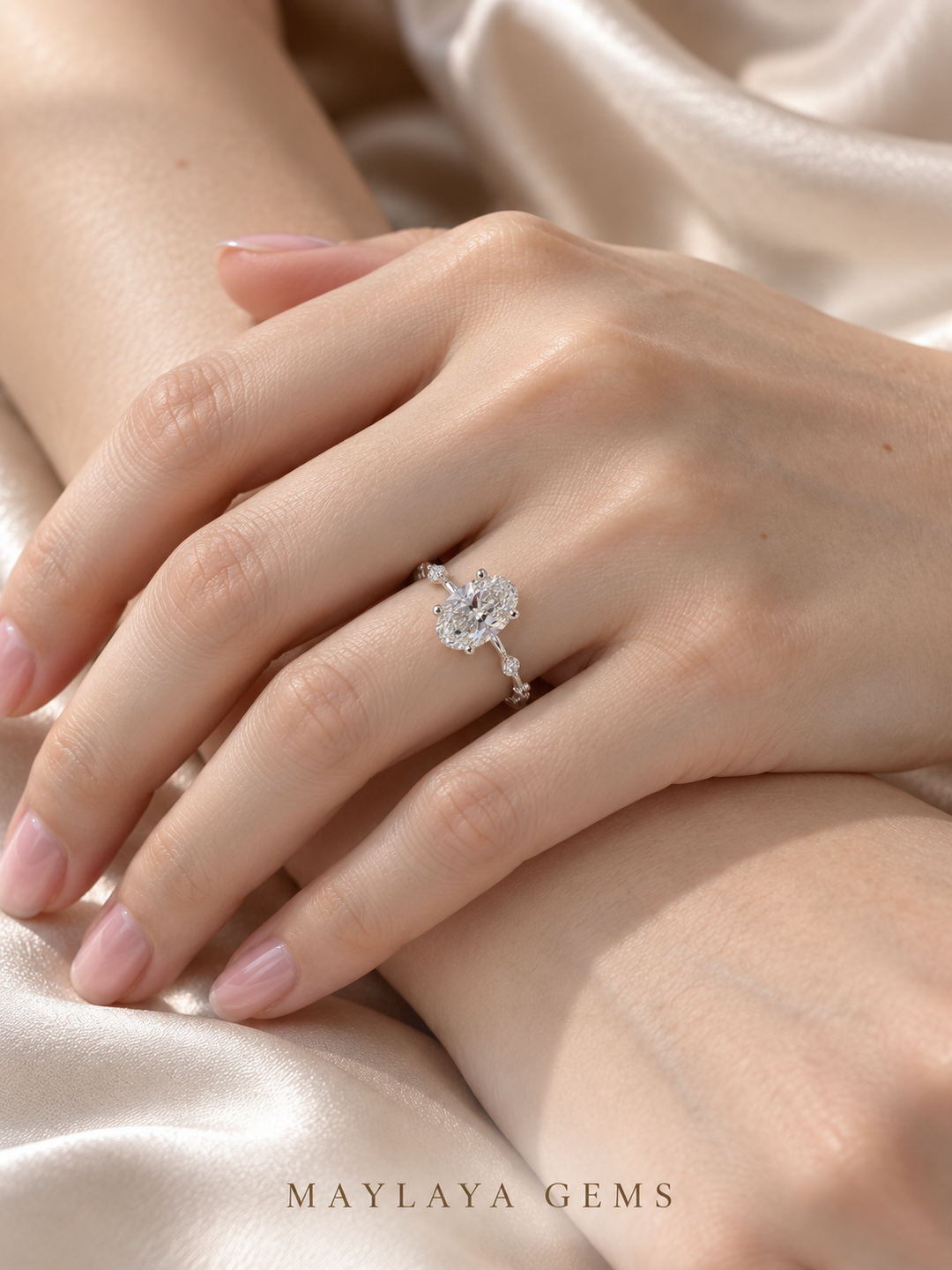 Maylaya Gems Stk85 ring on a female model hand