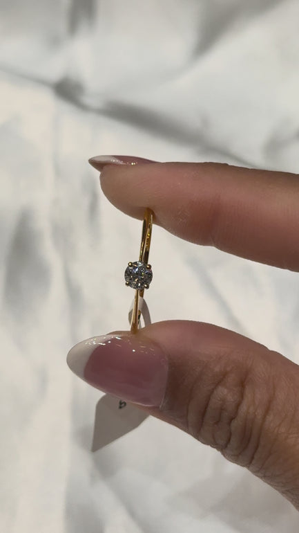Maylaya Gems M012 yellow gold solitaire ring held in hand — original lighting and colors, no audio