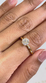 Load and play video in Gallery viewer, Maylaya Gems RGJ010 / STK93 jewelry shown on hand - silent 1080p video
