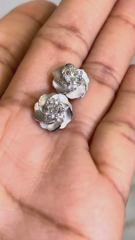 Maylaya Gems SPS5 jewelry shown on hand - silent 1080p video